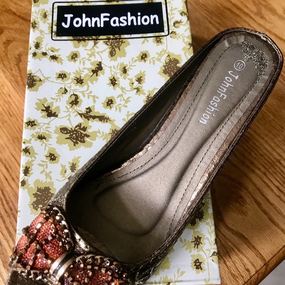 Open toe,, slip-on mule, size 10.